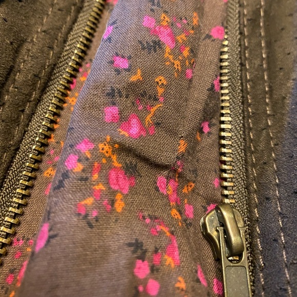 Cute zipper jacket woth floral inside! - Picture 2 of 9